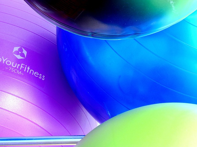 Gymnastické míče na cvičení různých tvarů, barev a velikostí na Köck Sport